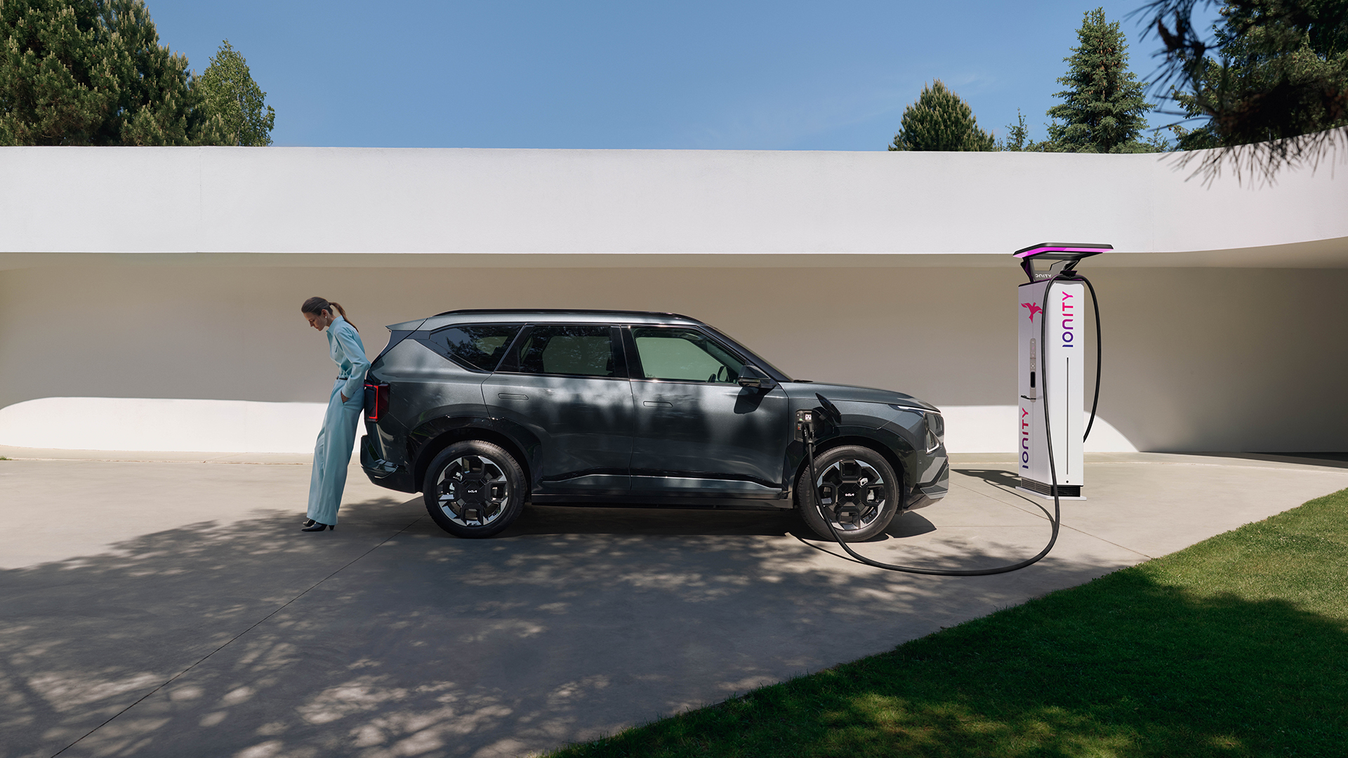 Öffentliches Laden an einer Ladesäule mit dem EV5